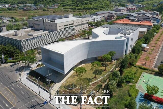 국내 유일의 실크 테마 복합문화공간인 ‘진주실크박물관’. /진주시