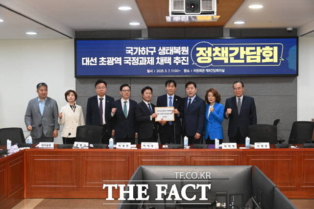 7일 국회에서 열린 국가하구생태복원 민·관·정 합동 정책 간담회가 열린 가운데 관계자들이 기념촬영을 하고 있다. /부여군