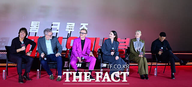 할리우드 배우 톰 크루즈와 크리스토퍼 맥쿼리 감독, 사이먼 페그, 헤일리 앳웰, 폼 클레멘티에프, 그렉 타잔 데이비스(왼쪽부터)의 미션 임파서블8은 오는 17일 국내 개봉한다. /이새롬 기자