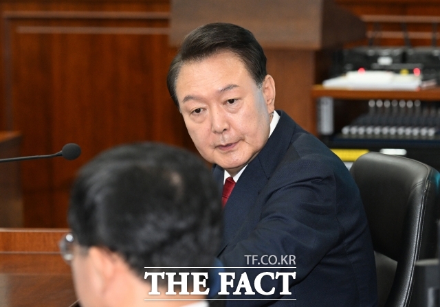 윤석열 전 대통령이 21일 서울 서초동 서울중앙지법에서 열린 내란 우두머리 혐의 형사재판 2번째 공판에 출석해 변호인과 대화하고 있다. /사진공동취재단