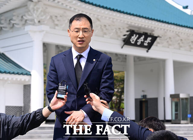 김상욱 국민의힘 의원이 8일 오전 서울 동작구 국립현충원을 찾아 현충탑에 참배한 뒤 기자회견을 열어 탈당을 선언하고 있다. /이새롬 기자
