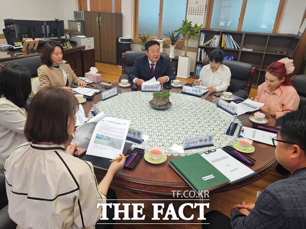 송인석 대전시의회 의원(국민의힘, 동구1, 산업건설위원장)이 7일 관내 교육시설을 잇따라 방문해 학교 시설을 점검하고 시설 개선 관련 건의사항을 청취하는 등 현장 중심 의정활동을 펼쳤다. 사진은 대전천동초등학교를 방문해 학부모들과 소통하고 있는 모습 /대전시의회