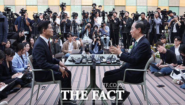 김문수 국민의힘 대선 후보(왼쪽)와 한덕수 무소속 예비후보가 8일 오후 서울 여의도 국회 사랑재의 한 카페에서 단일화 관련 회동을 하고 있다. /국회=배정한 기자