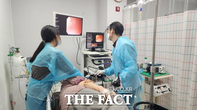 청양군 보건의료원 건강검진센터에서 한 주민이 내시경을 받고 있다. /청양군