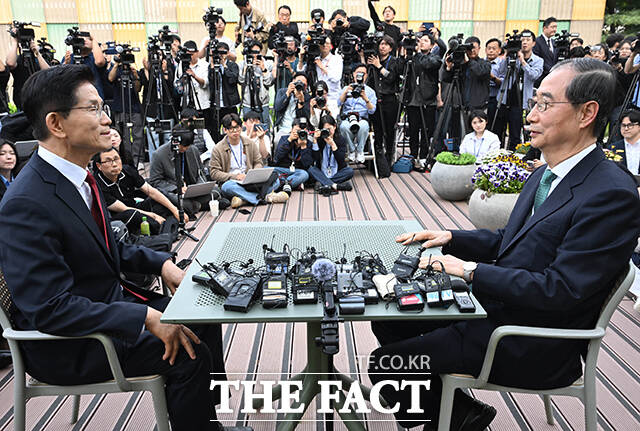 김문수 국민의힘 대선 후보와 한덕수 무소속 예비후보가 8일 단일화를 위한 2차 회동에 나섰지만 입장차만 확인했다. 김 후보는 난데없이 나타나 단일화를 요구한다고 쏘아붙였고, 한 후보는 22번이나 단일화를 하겠다고 하지 않았느냐고 반박했다. /배정한 기자