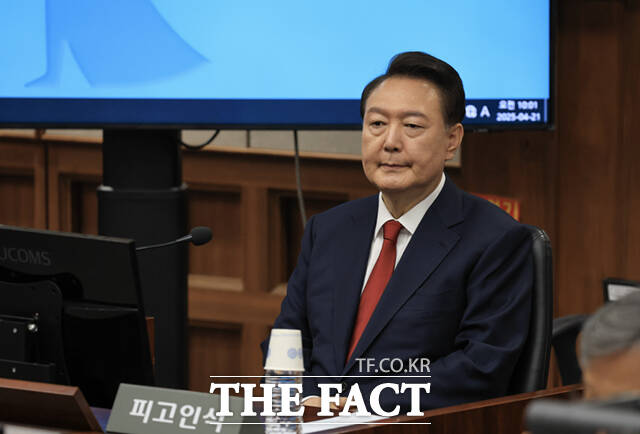 윤석열 전 대통령이 오는 12일 열리는 내란 우두머리 혐의 세 번째 공판에 출석할 때 지상 출입구를 이용한다. 윤 전 대통령이 지난달 21일 서초동 서울중앙지법에서 열린 내란 우두머리 혐의에 대한 두 번째 정식 재판에 출석하고 있다. /사진공동취재단