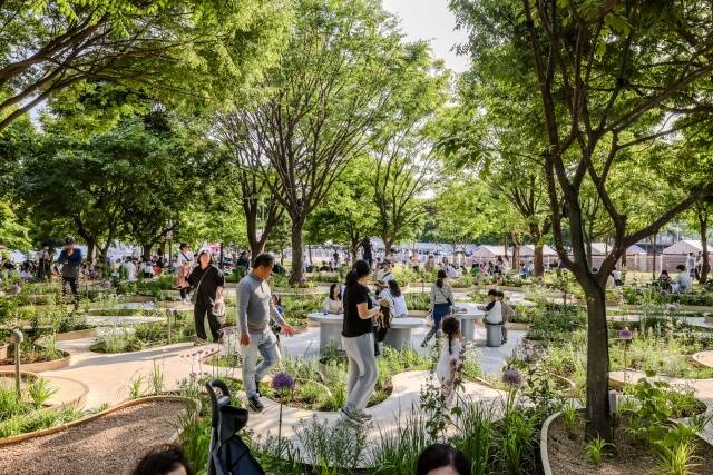 서울시는 보라매공원 12만 평 일대에서 2025 서울국제정원박람회를 개최한다고 8일 밝혔다. 사진은 지난해 뚝섬에서 열린 서울국제정원박람회의 모습. /서울시