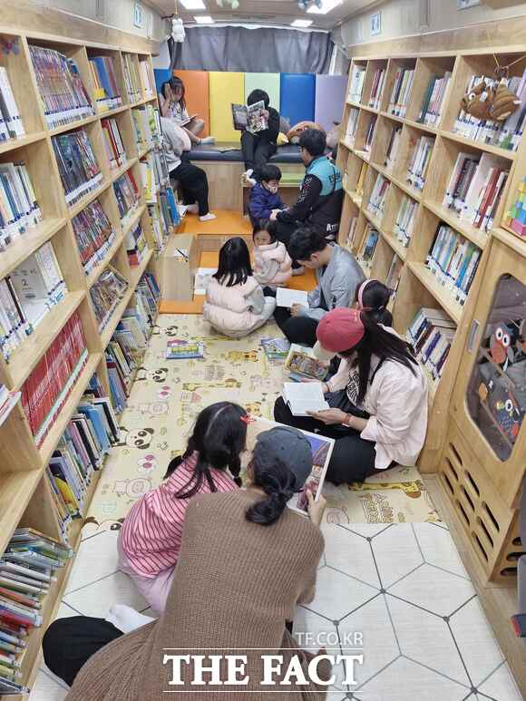 당진시립도서관은 오는 7월까지 매주 토요일 오후 2시부터 4시 30분까지 대덕동 어름수변공원에서 두근두근 책 버스를 운영한다. /당진시