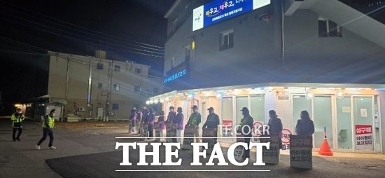 경기 파주시가 성매수자 차단을 위한 캠페인 ‘올빼미 활동’을 지난 7일부터 매일 진행하기 시작하기로 한 가운데 시 관계자들과 시민 등이 올빼미 활동에 참여하고 있다./파주시