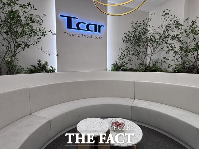 1층에 마련된 상담 전용 공간. 가족 단위 방문객이 편하게 차량 상담과 비교를 할 수 있도록 조성돼 있다. /황지향 기자