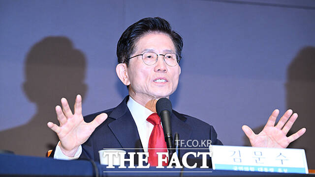 김문수 국민의힘 대선후보가 8일 오전 서울 중구 한국프레스센터에서 열린 관훈클럽 초청 토론회에 참석해 토론자의 질문에 답하고 있다. /박헌우 기자
