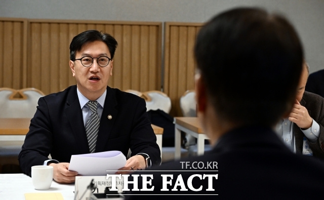 김범석 기획재정부 장관 직무대행 1차관은 8일 정부서울청사에서 경제관계장관회의 겸 산업경쟁력강화 관계장관회의를 열고 추경 예산 중 70%를 7월까지 집행하겠다고 밝혔다. /임영무 기자