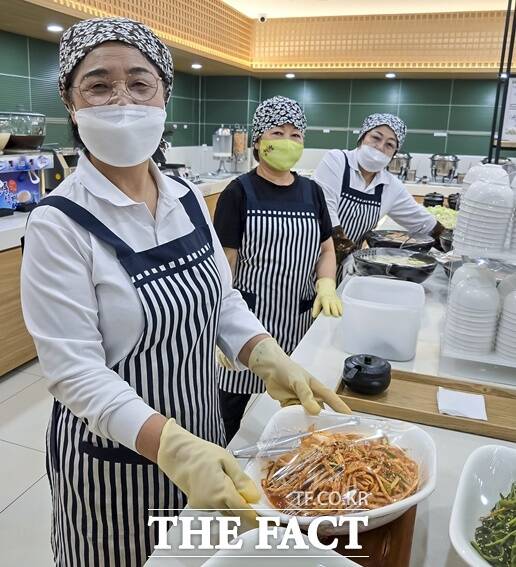 논산시가 어른신 복지의 하나로 287개 어르신회관에서 식사 도우미를 배치해 매일 직접 조리한 점심을 제공하고 있다. /논산시