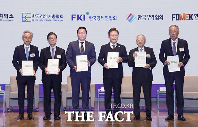이재명 더불어민주당 대선후보와 경제5단체장들이 8일 서울 중구 대한상공회의소에서 열린 이재명 더불어민주당 대선후보 초청 경제5단체 간담회에서 정책 제언집을 들고 기념촬영을 하고 있다. 왼쪽부터 최진식 한국중견기업연합회장, 윤진식 한국무역협회장, 최태원 대한상공회의소 회장, 이 후보, 손경식 한국경영자총협회장, 류진 한국경제인협회장. /국회사진취재단