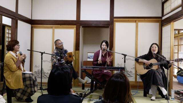 아트살롱에서 음악인들이 공연을 하고 있다./광양시