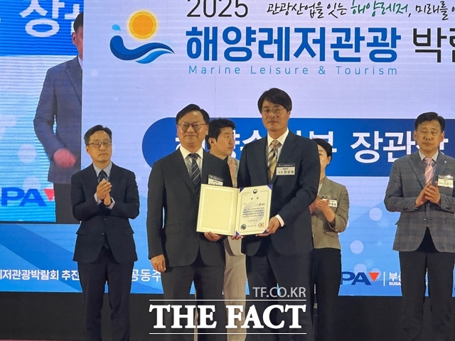 전상욱 충남도 해양수산국장(오른쪽)이 8일 서울무역전시컨벤션센터에서 열린 해양레저관광박람회에서 지자체 부문 해양레져관광 대상을 수상하고 있다. /충남도