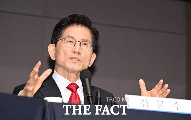 김문수 국민의힘 대선후보가 8일 오전 서울 중구 한국프레스센터에서 열린 관훈클럽 초청 토론회에 참석해 토론자의 질문에 답하고 있다. /박헌우 기자