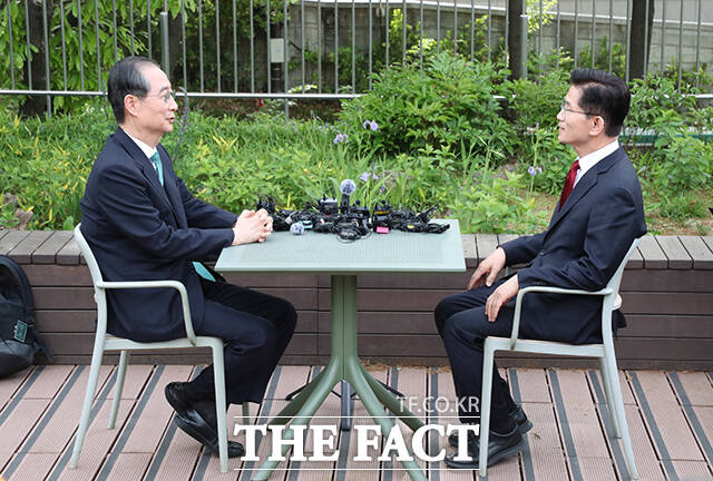 김문수 국민의힘 대선 후보와 한덕수 무소속 예비후보가 8일 오후 서울 여의도 국회 사랑재의한 카페에서 단일화 관련 회동을 하고 있다. /국회=배정한 기자