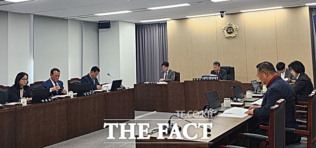 충청광역연합의회 초광역건설환경위원회가 8일 제4회 정례회 제1차 회의를 열고 있다. /충청광역연합의회