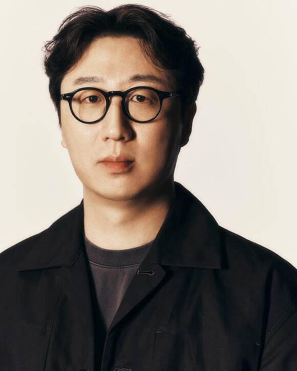 유수민 감독이 <더팩트>와 만나 넷플릭스 시리즈 약한영웅2 공개 기념 인터뷰를 진행했다. 시즌1에 이어 시즌2까지 연출을 맡은 그는 자신의 경험담을 돌이키며 매 시즌 주제를 선정했다고 밝혔다. /넷플릭스