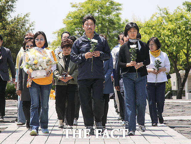 곽상언 의원이 8일 오후 20일간의 국토 도보종단을 마치고 경남 김해 봉하마을에서 마무리했다. 부인 노정연 씨(오른쪽)와 노무현대통령묘역을 찾은 곽 의원. /곽상언 의원실