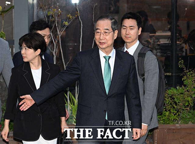 더불어민주당이 한덕수 무소속 예비후보를 허위사실공표와 명예훼손 혐의로 경찰에 고발한다. /박헌우 기자