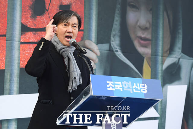 대학원 입시 비리 혐의를 받는 조국 전 조국혁신당 대표 아들 조원 씨가 기소유예 처분을 받았다. 윤석열 대통령에 대한 2차 탄핵소추안 표결을 앞둔 지난해 12월14일 오후 서울 여의도 국회 앞에서 조국 전 조국혁신당 대표가 발언하고 있다. /장윤석 기자
