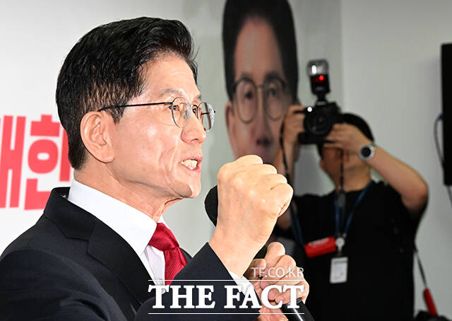 김문수 국민의힘 대선 후보가 8일 대선 승리를 위해 후보 단일화는 절실한 과제라면서도 국민과 당원이 납득할 수 있는 방식으로 추진돼야 그 위력이 발휘된다고 밝혔다. /배정한 기자