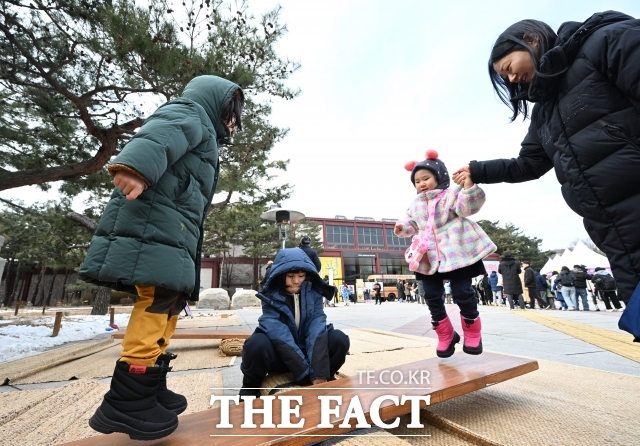 교육부는 8일 11개 시도교육청과 협력해 거점형 돌봄기관 52곳을 지정·운영한다며 맞춤형 돌봄기관으로는 34곳(유치원 17곳·어린이집 17곳), 휴일(토요) 돌봄 기관으로는 18곳(유치원 5곳·어린이집 13곳)을 지정했다고 밝혔다. /박헌우 기자