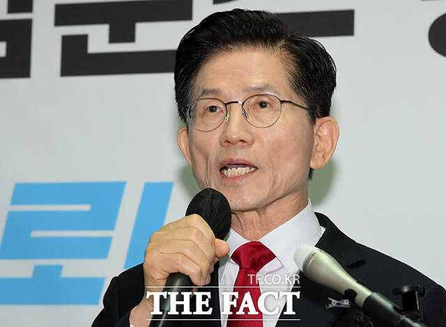 김문수 국민의힘 대통령 후보가 8일 오전 서울 여의도 자신의 캠프 사무실에서 단일화 관련 긴급 기자회견을 하고 있다. /배정한 기자