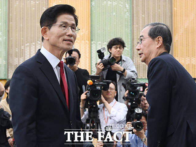 한덕수 무소속 대선 예비 후보가 8일 김문수 국민의힘 대선 후보와의 단일화 결과에 대해 단일화가 어느 쪽으로 되든 저는 김 후보를 도울 것이라고 말했다. /배정한 기자