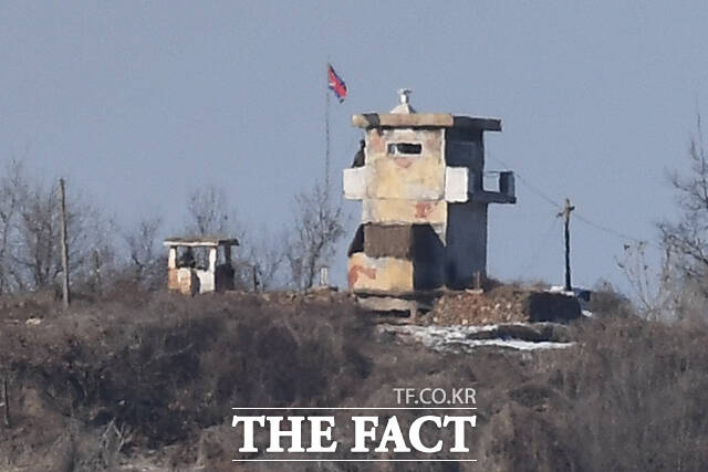 국가안보실은 8일 오전 북한 단거리 탄도미사일 발사에 대응해 인성환 2차장 주재로 참모본부 등 관계기관과 안보상황 점검회의를 열었다. 사진은 2024년 1월 경기 파주시 접경지역에서 바라본 북한군 초소에 병사가 경계 근무를 서는 모습. /장윤석 기자