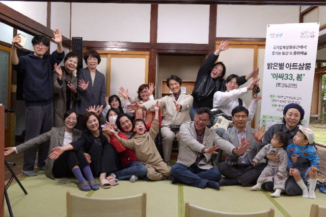 광양문화도시센터 관계자들과 공연자 및 시민들이 기념 촬영을 하고 있다./광양시