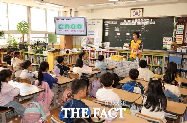 8일 인천환경공단 시민 환경해설사가 인천초은초등학교 학생들에게 환경교육을 진행하고 있다. /인천환경공단