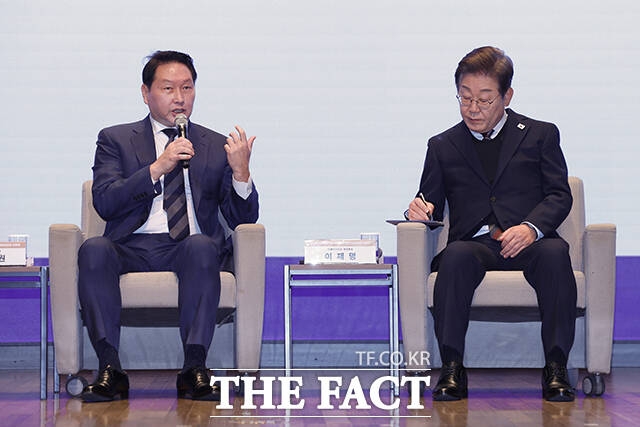 최태원 대한상의 회장(왼쪽)이 8일 서울 중구 대한상의 국제회의장에서 열린 간담회에서 이재명 더불어민주당 대선 후보에게 경제 정책을 제언하고 있다. /국회사진취재단