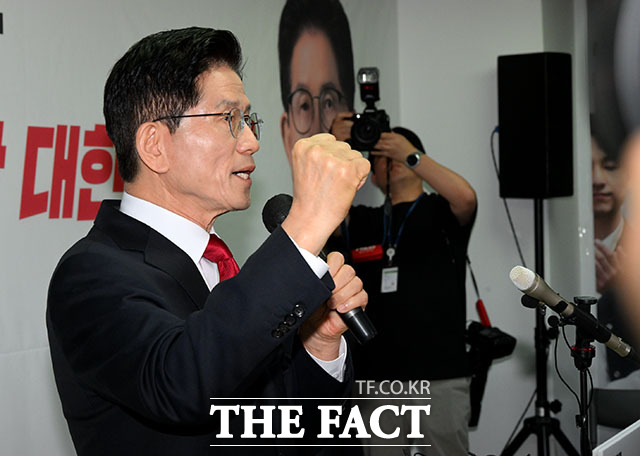 김문수 국민의힘 대통령 후보가 8일 오전 서울 여의도 자신의 캠프 사무실에서 단일화 관련 긴급 기자회견을 하고 있다. /여의도=배정한 기자