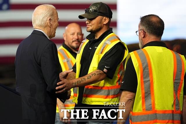 씨에스윈드는 올해 1분기 연결 영업이익이 1252억원을 기록해 전년 동기 대비 흑자 전환했다고 8일 밝혔다. 조 바이든 미국 대통령이 2023년 11월 29일(현지시간) 콜로라도주 푸에블로에 있는 한국 풍력타워 제조업체 씨에스윈드(CS윈드) 공장을 방문해 직원들과 인사를 나누고 있다. /AP. 뉴시스