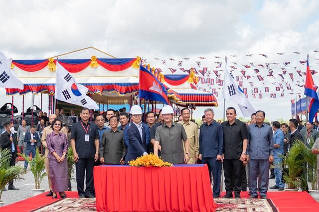 금호건설은 6일(현지시간) 캄보디아 칸달주 타크마우시에서 하수처리시설 건설공사 착공식을 열었다. /금호건설