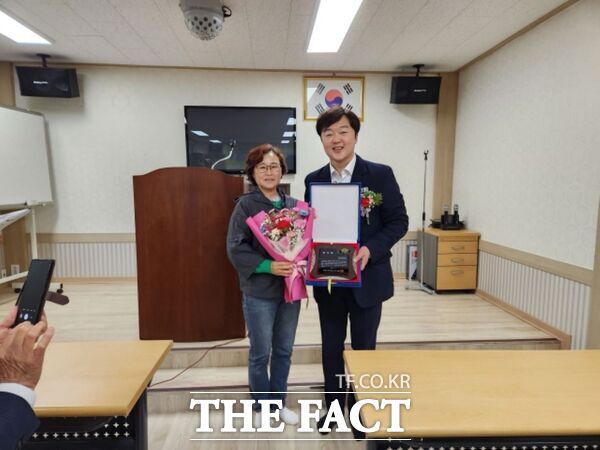 박석연 대전 유성구의회 의원(행정자치위원장, 오른쪽)이 7일 제25회 송정1통 어버이날 행사를 맞아 지역 발전을 위해 헌신한 공로를 인정받아 송정동 지역 주민들로부터 감사패를 받았다. /유성구의회