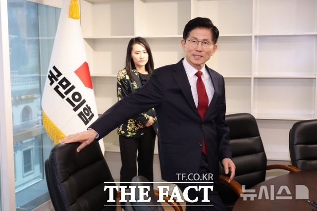 권성동 국민의힘 원내대표는 9일 국회에서 열린 원내대책회의에서 오늘 우리 당 대통령 후보인 김문수 후보가 오전 11시 의총 참석한다는 뜻을 밝혔다며 매우 반갑고 의미 있는 결정이라고 말했다. /뉴시스