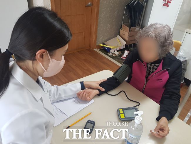 통합건강돌봄센터 간호사의 혈압 측정 모습 /부천시