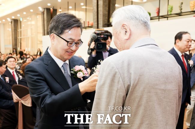 9일 수원 노블레스웨딩컨벤션에서 열린 제53회 어버이날 기념행사에서 김동연 경기도지사가 참석 어르신에게 카네이션을 달아드리고 있다./경기도