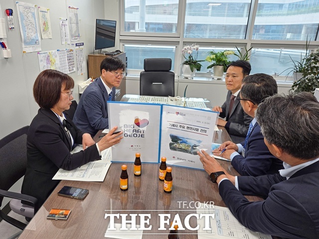 변광용 거제시장(왼쪽 두번째)이 중앙부처를 방문해 내년 주요 현안 사업을 설명하고 정부예산 지원을 요청하고 있다./거제시