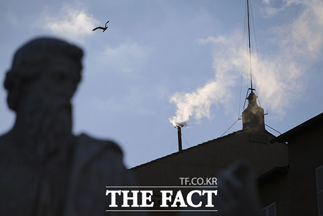 바티칸 시국 시스티나 성당 굴뚝에서 교황 선출을 알리는 흰색 연기가 피어오르고 있다.