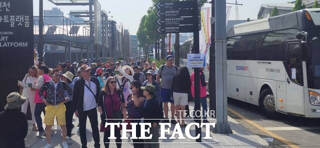 개항장에 하차한 크루즈 관광객 모습. /인천관광공사