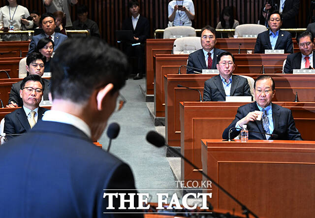 김문수 대선 후보 인사말 듣는 권영세 비대위원장.