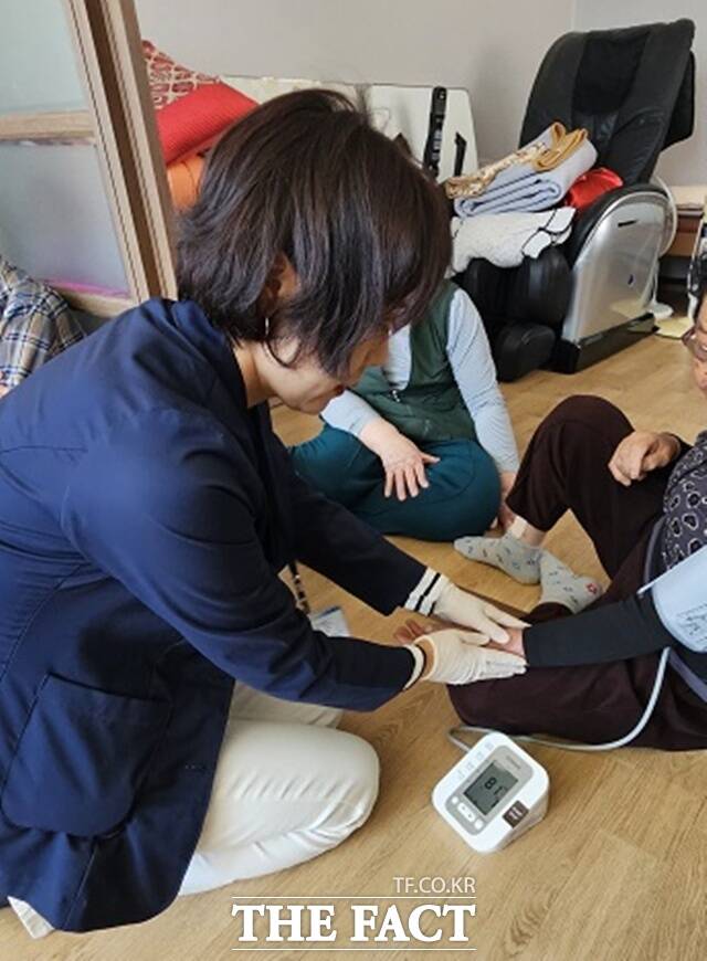 사천시는 섬 지역 어르신을 대상으로 오는 9월까지 ‘찾아가는 건강증진 병원선’을 운영한다./사천시