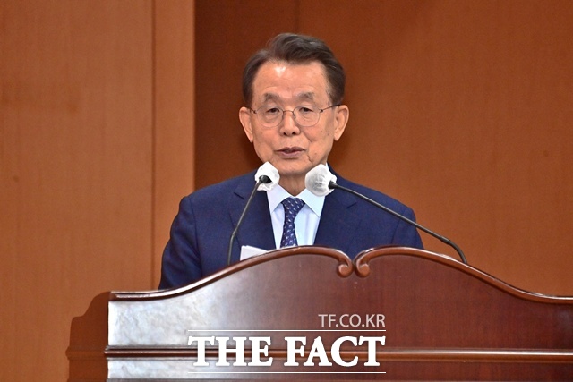 한승수 전 국무총리가 9일 진주시청 2층 시민홀에서 국·소장, 부서장 등 공무원 200여 명이 참석한 가운데 강연을 하고 있다. /진주시