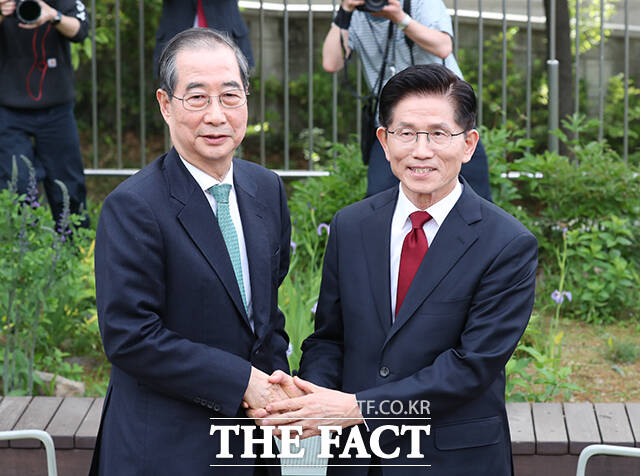 김문수(오른쪽) 국민의힘 대선 후보와 한덕수 무소속 예비후보가 8일 오후 서울 여의도 국회 사랑재의한 카페에서 단일화 관련 회동을 하는 모습. /배정한 기자
