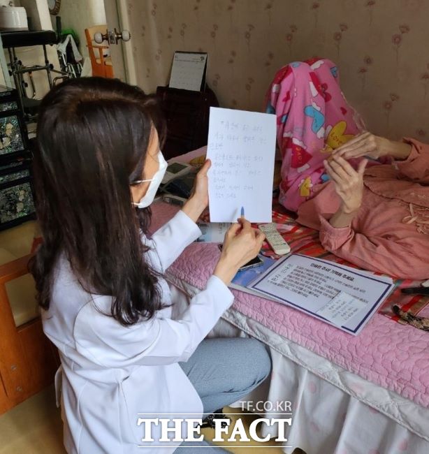 광명시약사회 소속 약사가 방문약료서비스를 지원하고 있다./광명시